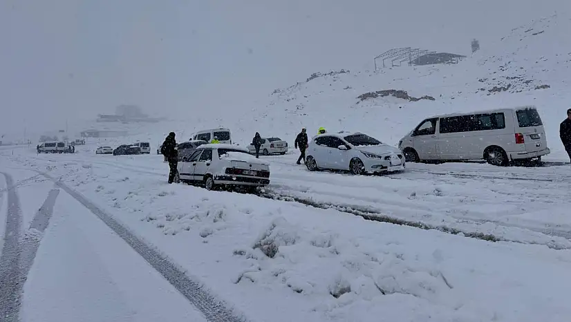 Kar yağışı etkisini artırdı: Kurtalan–Siirt yolu Kayabağlar kavşağı öncesinde trafiğe kapandı