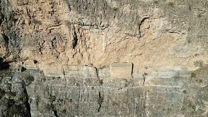 Kayaların ortasındaki manastır görenleri hayrete düşürüyor: Yüzlerce yıllık yapı dron ile görüntülendi