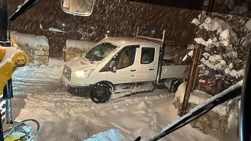 Kurtalan'da Yolda Mahsur Kalan İşçi Servisi Kurtarıldı