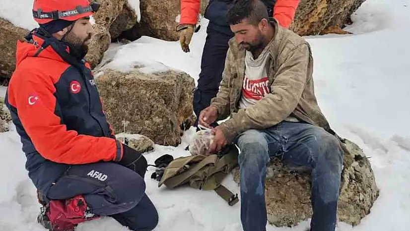 Mardin'de kar ve tipi altında mahsur kalan çoban kurtarıldı