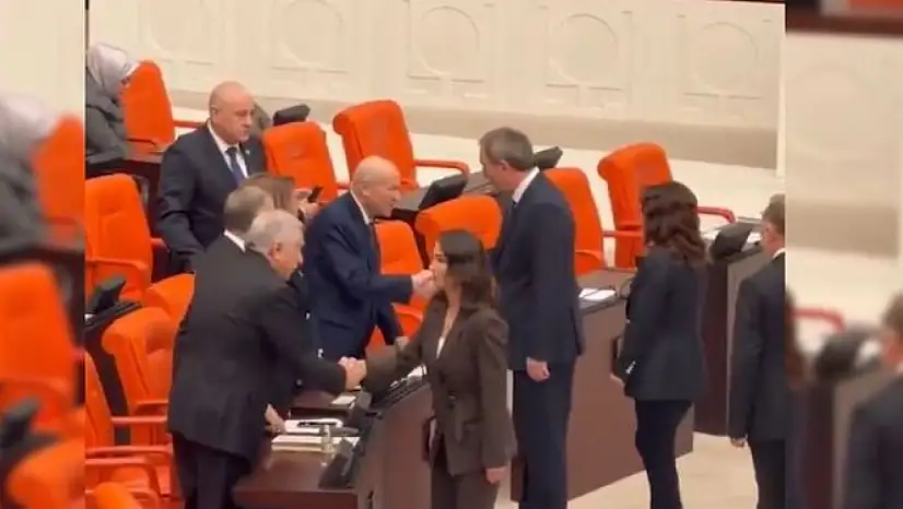 Meclis'te Dikkat Çeken Temas! DEM Parti Eş Genel Başkanı Bakırhan ve Bahçeli Arasında Sıcak tokalaşma