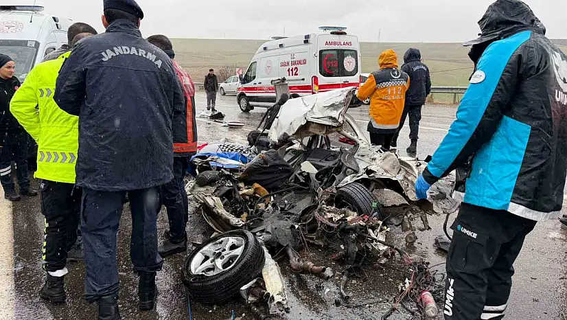 Adıyaman'da otobüs otomobili kağıt gibi ezdi: 3 ölü, 1 yaralı