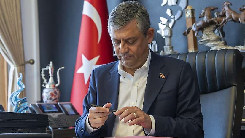 Özgür Özel ve 90 Milletvekili CHP'den İstifa Etti