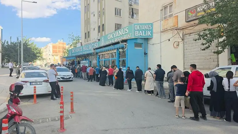 Şanlıurfa'da Balık Severlere Cumhuriyet Bayramı Hediyesi: Kilo Fiyatı 35 TL'den Hamsi Kuyruğu Oluştu
