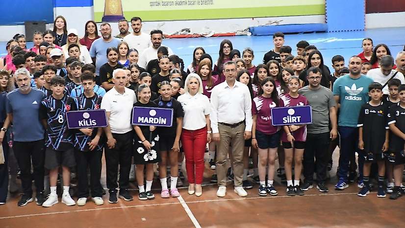 Siirt ANALİG Voleybol Takımı Bölge Şampiyonası İçin Şırnak'ta Sahaya Çıktı