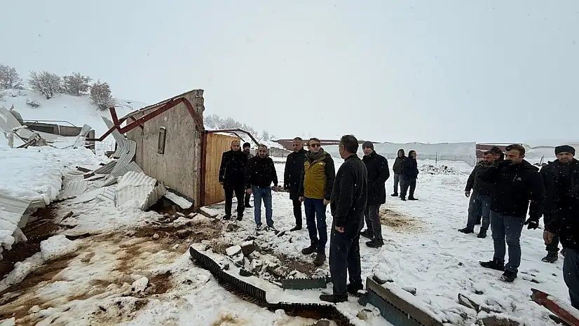 Siirt Baykan Kaymakamı Özcan çöken ahırda incelemelerde bulundu
