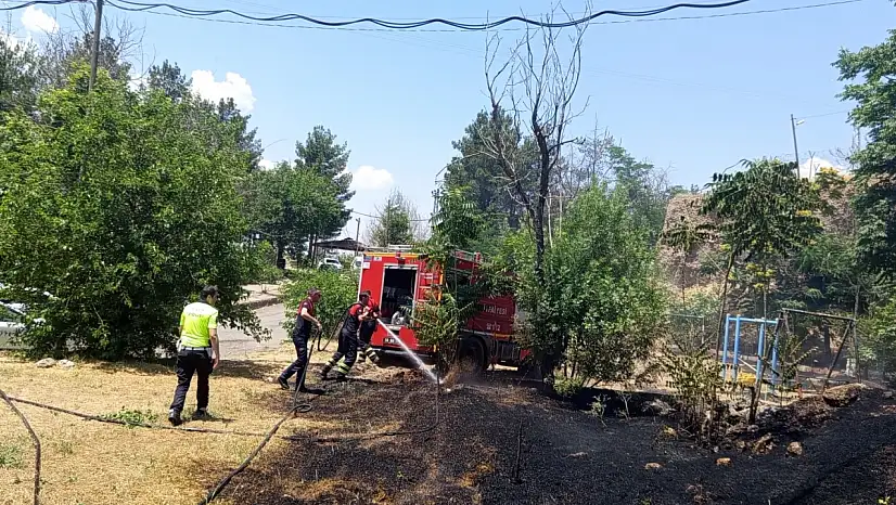 Siirt Bölge Trafik Yakınında Yangın: Kaynak Kıvılcımı Otluk Alanı Yaktı