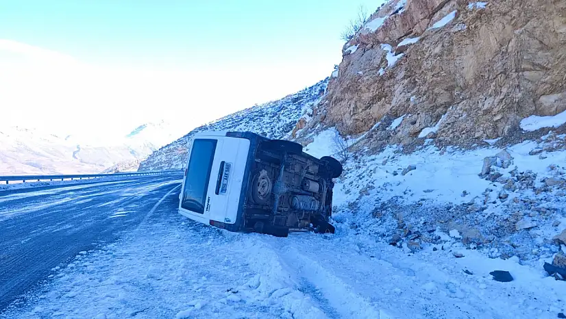 Siirt–Eruh yolunda buzlanma kazaya neden oldu: Araç devrildi