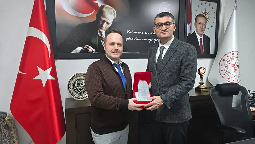 Siirt İl Sağlık Müdürü Hacıoğlu'ndan eski başhekim Kaynak'a plaket