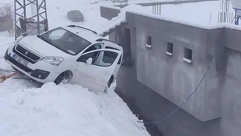 Siirt'in Baykan ilçesinde buzlanma kazası: Araç evin duvarında asılı kaldı