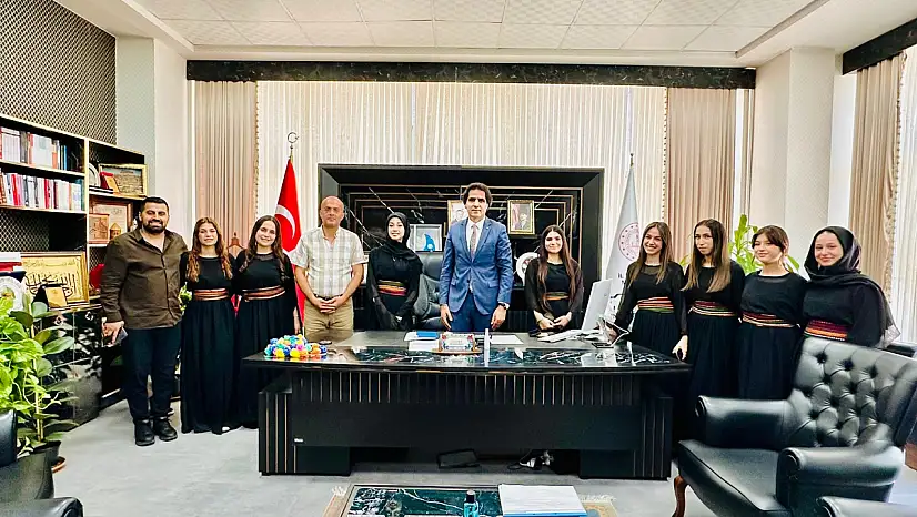 Siirt'in Bölge Şampiyonu Halk Oyunları Ekibi İl Millî Eğitim Müdürü İlhan Saz'ı Ziyaret Etti