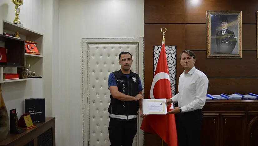 Siirt'in O İlçesinde Narkotik Polislerine Yapılan Çalışmalar Nedeniyle Başarı Belgesi Verildi