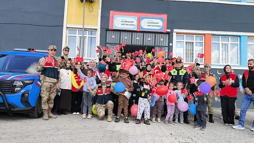 Siirt Jandarmasından Öğrencilere Cumhuriyet Bayramı Coşkusu