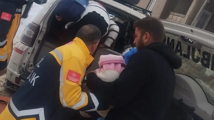 Siirt Pervari'de Hayat Mücadelesi: Kar Altında Biri Bebek İki Hasta Kurtarıldı