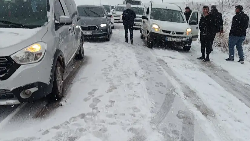 Siirt–Pervari yolunda zincirsiz araçlar mahsur kaldı: Zincir takanlar yoluna devam edebildi