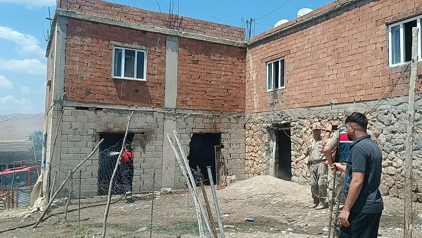 Siirt'te 2 Katlı Evde Yangın: Ahır Olarak Kullanılan Bölüm Yandı