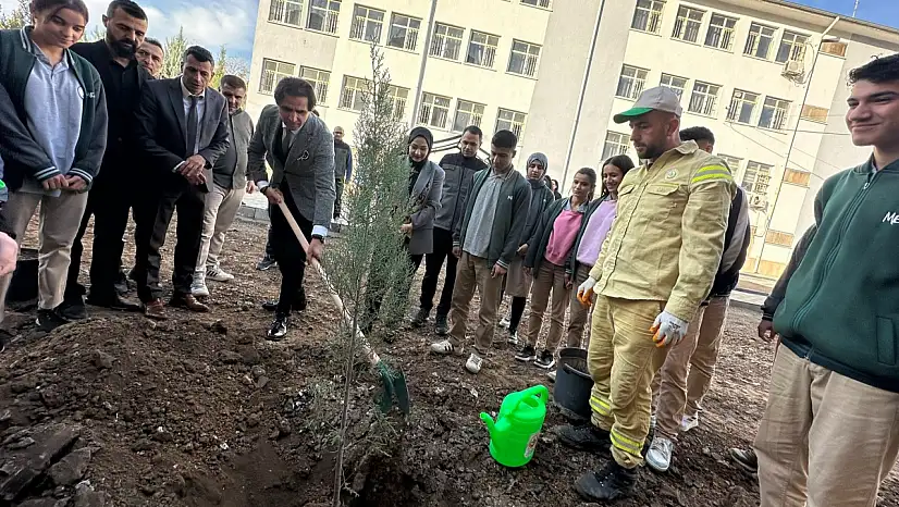 Siirt'te 24 Kasım Öğretmenler Günü'nde Fidanlar Toprakla Buluşturuldu