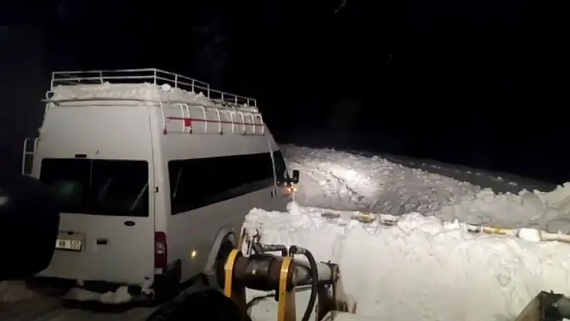 Siirt'te 39 köy yolu ulaşıma kapandı: 69 yaşındaki hasta 3 saatlik çalışmayla hastaneye ulaştırıldı