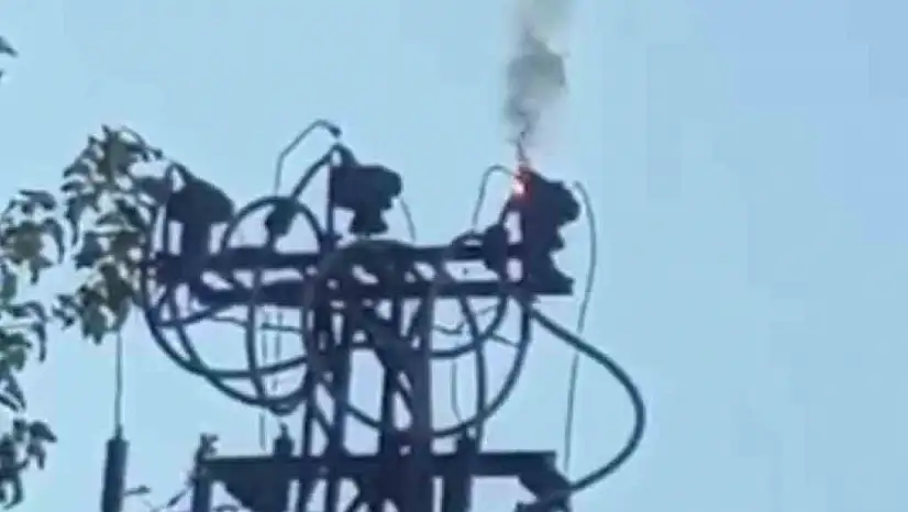 Siirt'te arıza nedeni ile elektrik direğinde yangın çıktı