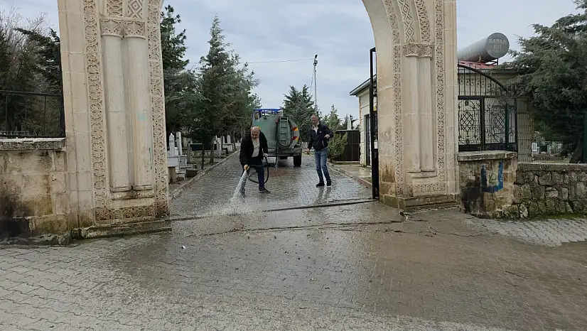 Siirt'te Bayram Öncesi Mezarlıklar Ziyarete Hazır Hale Getirildi