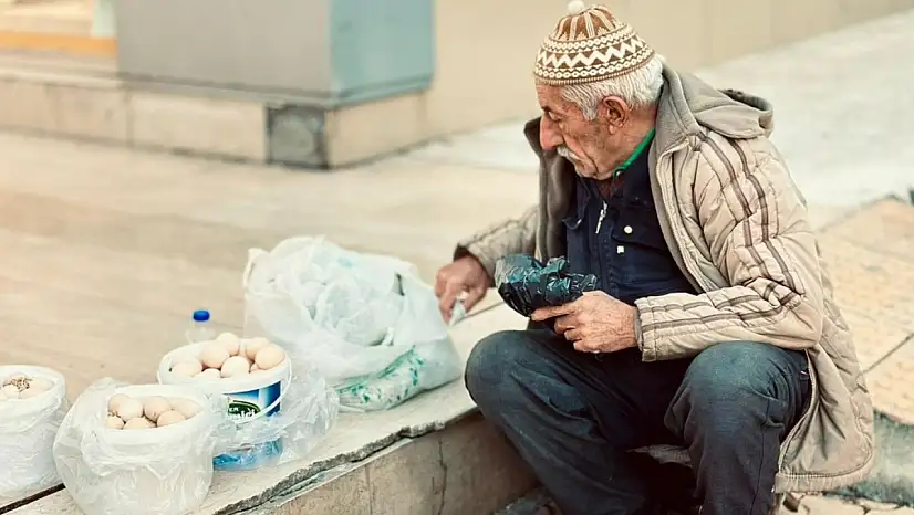 Siirt'te Bir Emeğin Öyküsü! Beslediği Tavuklarla Torunlarına Bakıyor