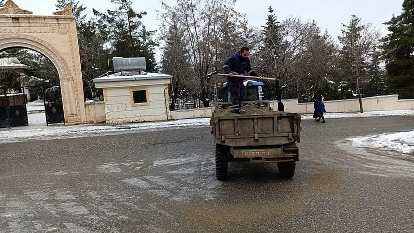 Siirt'te buzlanmaya karşı belediye çalışmaları sürüyor