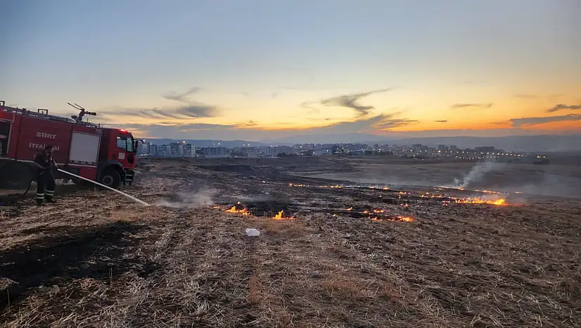 Siirt'te Çevre Yolu'nda Anız Yangını!