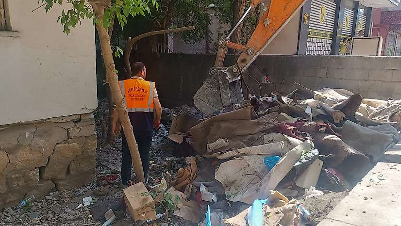 Siirt'te Çöp Eve Belediye Müdahalesi: 2 Kamyon Çöp Çıkarıldı