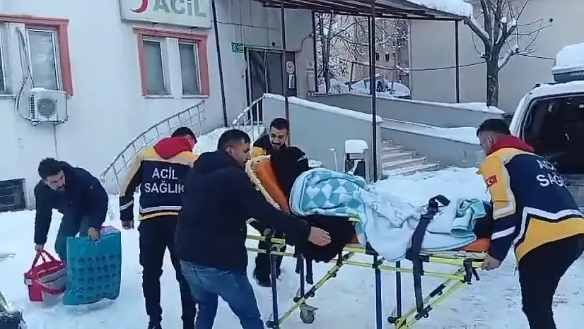 Siirt'te doğum sancısı başlayan kadın 5 saatlik çalışmayla hastaneye ulaştırıldı