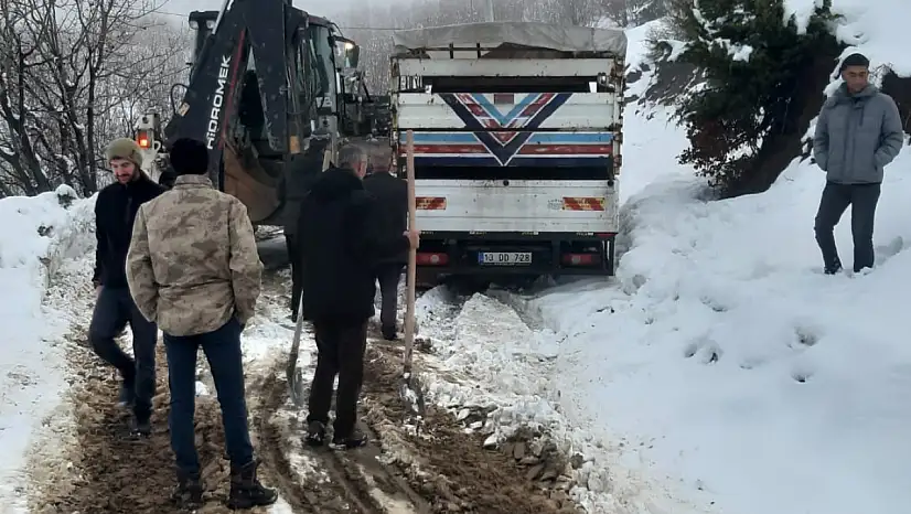 Siirt'te ekipler karda mahsur kalan araçları kurtardı!