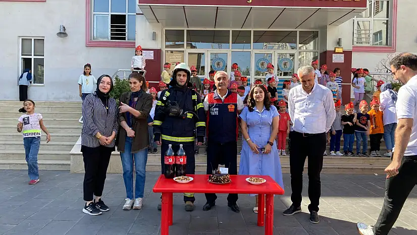 Siirt'te İtfaiye Haftası Etkinliği: Mehmetçik İlkokulu'nda Sürpriz Kutlama