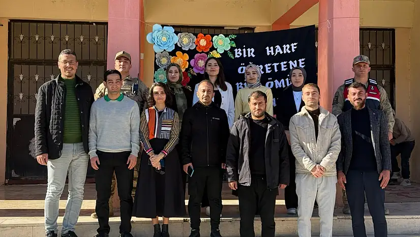 Siirt'te Jandarma 297 Okulu Ziyaret Ederek Öğretmenlerin Gününü Kutladı