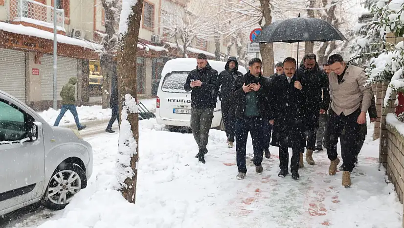 Siirt'te Karla Mücadele Çalışmaları Sürüyor: Vali Kızılkaya Sahada İncelemelerde Bulundu