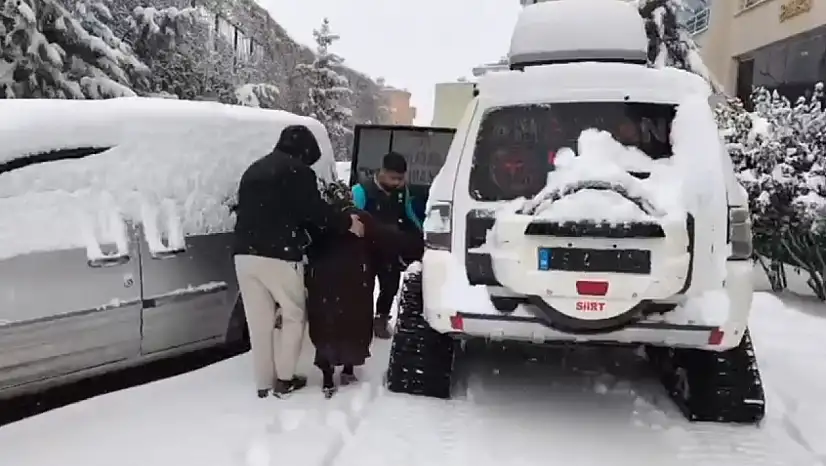 Siirt'te kent merkezinde diyaliz hastası UMKE ekipleri tarafından kar paletli araçla hastaneye ulaştırıldı