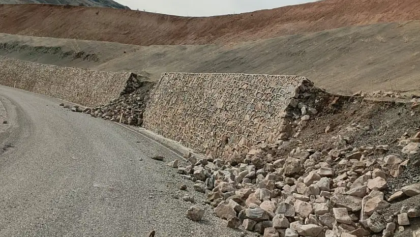Siirt'te köy yollarında bakım ve onarım çalışmaları sürüyor