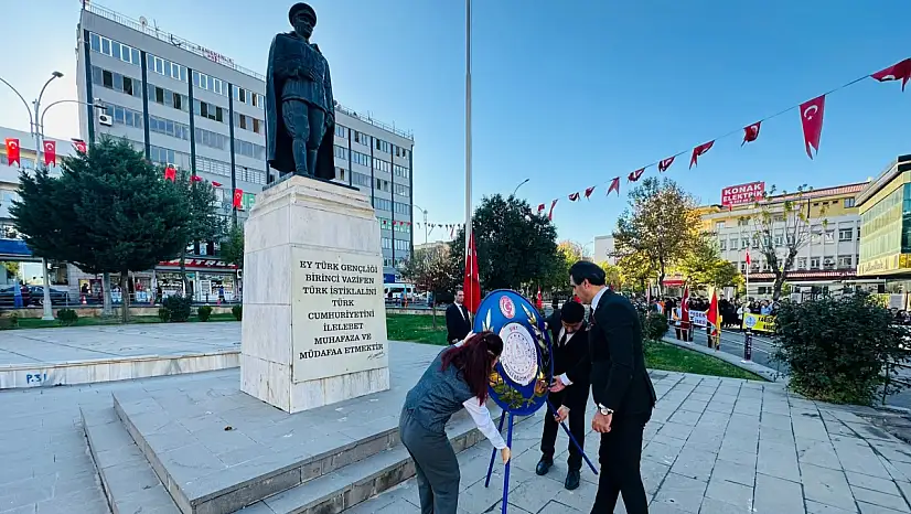 Siirt'te Öğretmenler Günü İçin Atatürk Anıtı'nda Çelenk Töreni Yapıldı