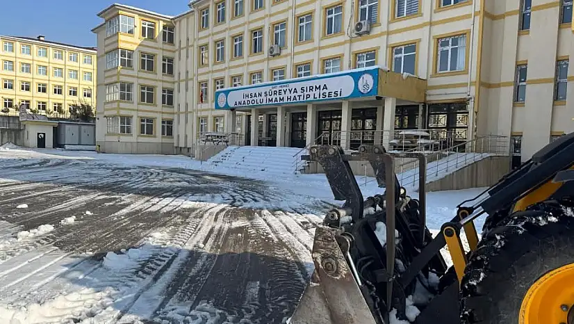 Siirt'te Okul Bahçelerinde Kar ve Buz Temizliği Yerinde İncelendi