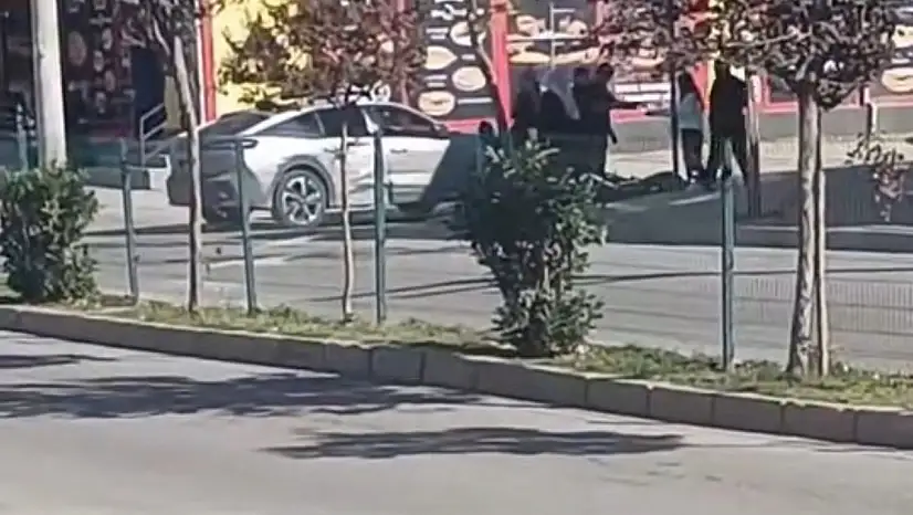 Siirt'te otomobilin çarptığı motosiklet kullanılamaz hale geldi!