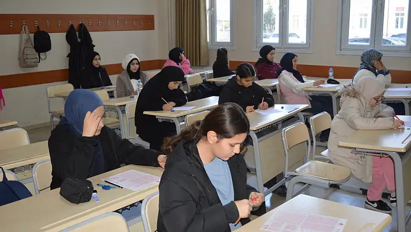 Siirt'te Sabahın İlk Işığında Siyer Heyecanı: Aileler Çocuklarını Ellerinden Tutarak Sınava Getirdi