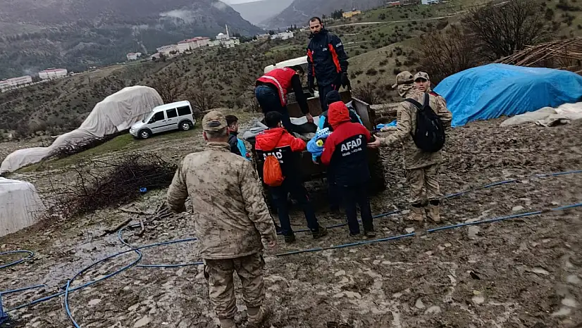 Siirt'te şiddetli yağış, hayvancılık yapan ailenin çadırlarını yerle bir etti: 20 kişi güvenli bölgeye alındı