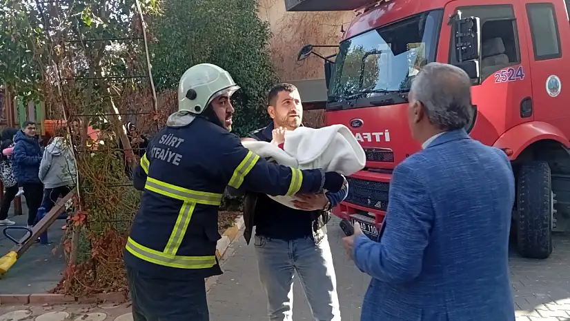 Siirt'te sitenin yangın merdiveninde çıkan yangın paniğe neden oldu! Bebekler İtfaiyenin kucağında güvenle tahliye edildi!