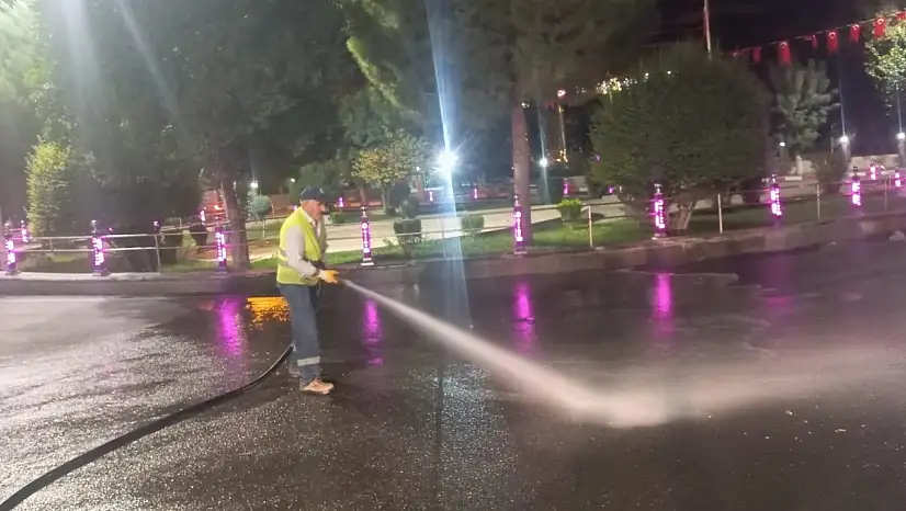 Siirt'te Temizlik Ekiplerinden Temizlik Mesaisi