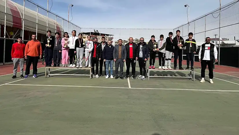 Siirt'te Tenis Yıldızlar Müsabakalarında Dereceye Giren Okullar Belli Oldu