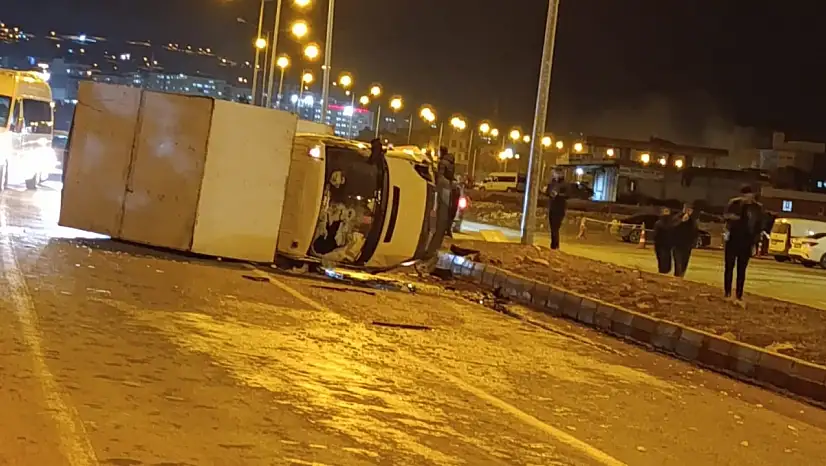 Siirt'te trafik kazası: Kamyonet ile hafif ticari araç çarpıştı, 2 yaralı