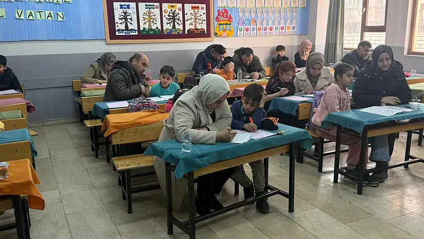 Siirt'te veliler öğrencilerle aynı sırada ter döktü