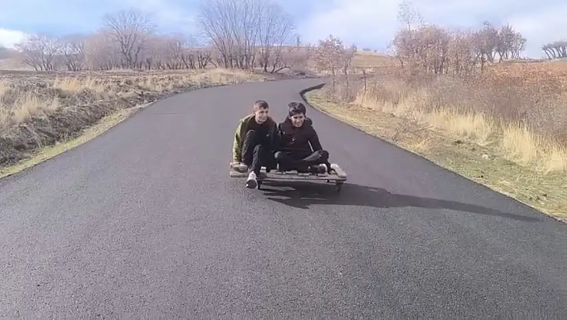Siirt'te yeni yapılan asfalt yolda çocukların kaykay keyfi