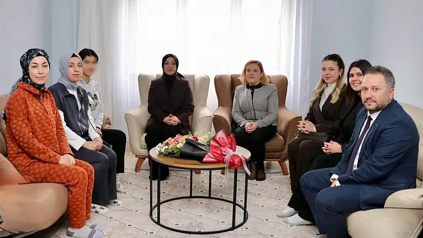 Siirt Vali eşi Nurten Kızılkaya'dan koruyucu aileye ziyaret