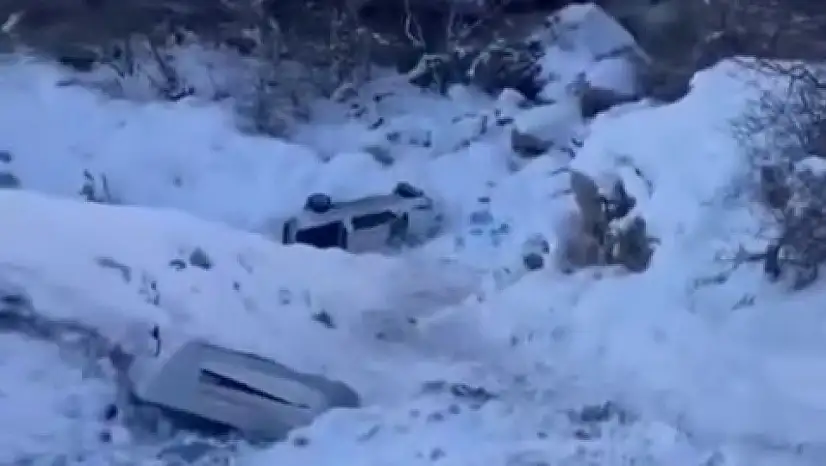 Şırnak-Siirt karayolunda buzlanma kazası: TPAO aracı metrelerce aşağı uçtu! 4 Kişi yaralandı