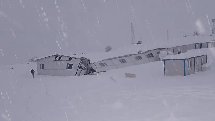 Şırnak'ta hastane şantiyesinde çökme paniği: Konteyner yemekhane çatısı yıkıldı