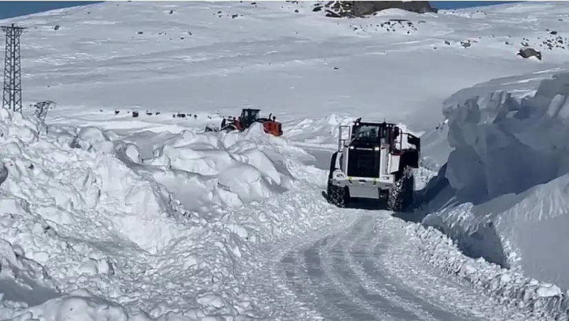 Şırnak'ta tipi, köy yollarını ulaşıma kapattı